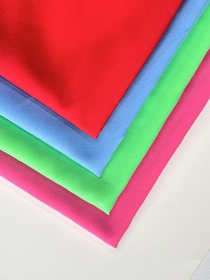 100% de poliéster reciclado, con peinado de piel de melocotón, pantalones de playa, chaqueta, tela